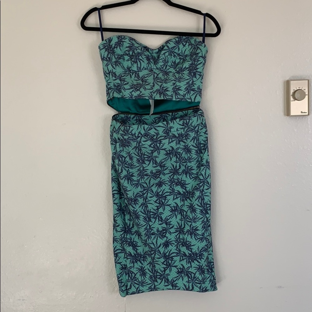 Tropical strapless dress.